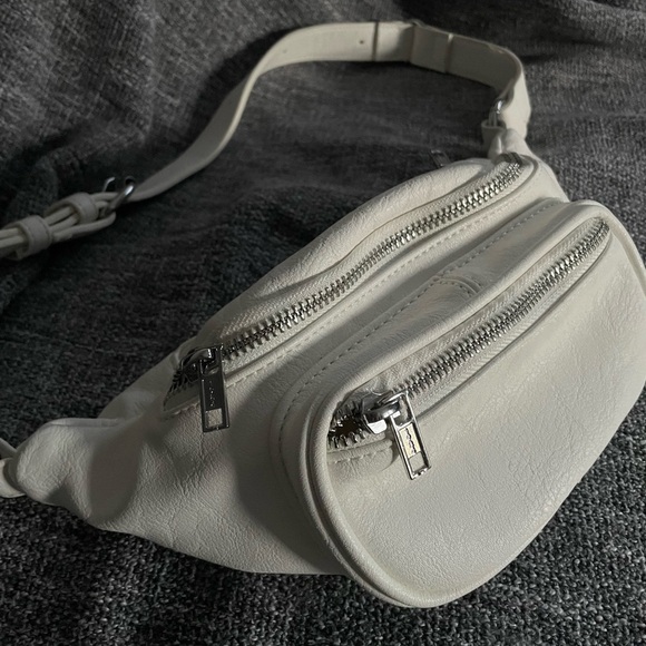 Brandy Melville Fanny Pack - Picture 2 of 4